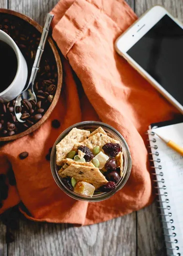 Mezcla de frutos secos y galletas con toque de café