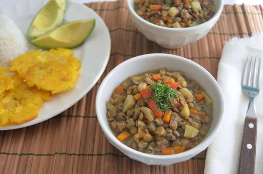 Guiso de lentejas vegano al estilo colombiano