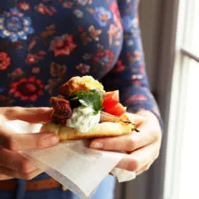 Pan de pita con yogur y shawarma de pollo al horno