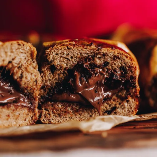 Hot Cross Buns with a Gooey Nutella Centre - Rohi Rīpeka me te Nutella