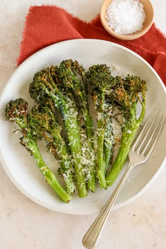 Brotes de brócoli con parmesano en freidora de aire