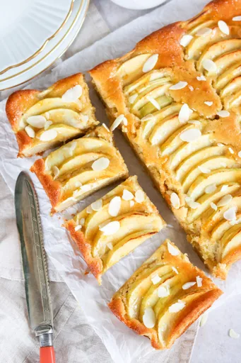 Pastel de manzana en bandeja con bizcocho de yogur