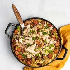Jambalaya cajún de pollo y salchicha