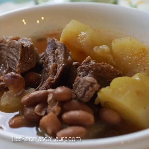 CALDO DE RES CON FRIJOLES