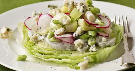 Ensalada crujiente de lechuga iceberg con queso azul cremoso