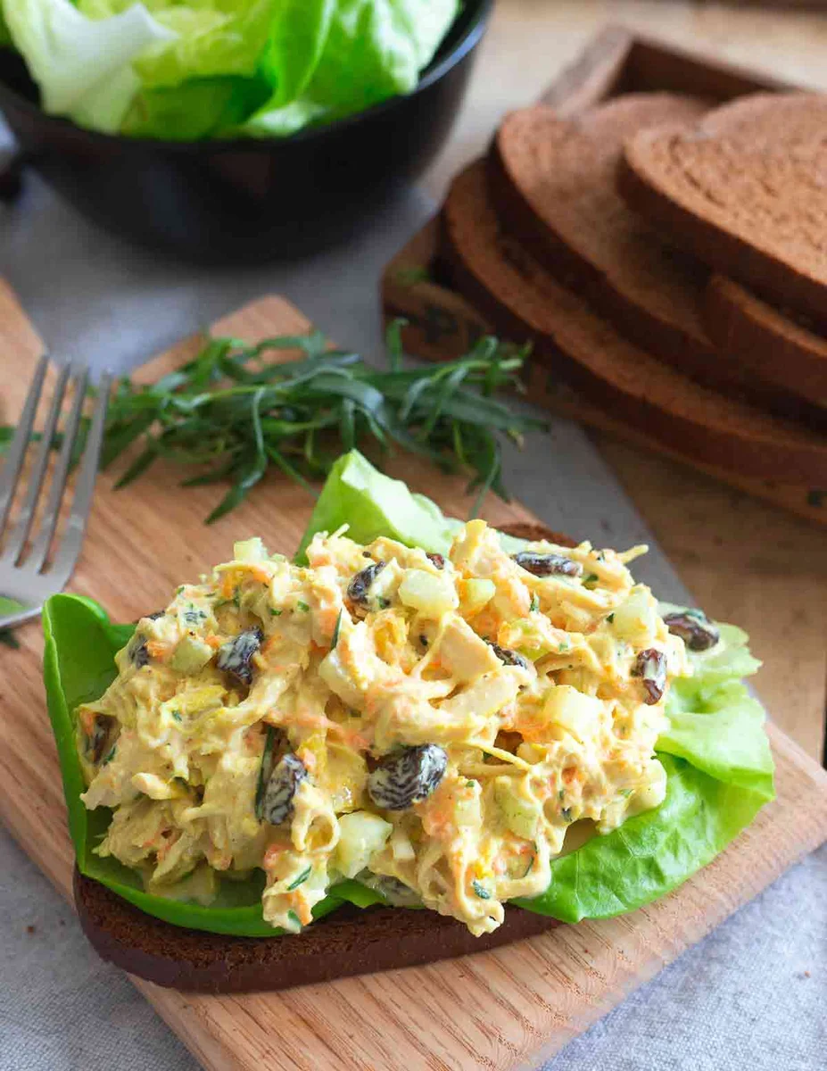 Ensalada de pollo a la cúrcuma