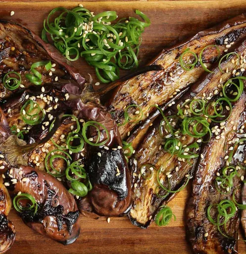 Berenjena japonesa con glaseado de miso y ajo negro
