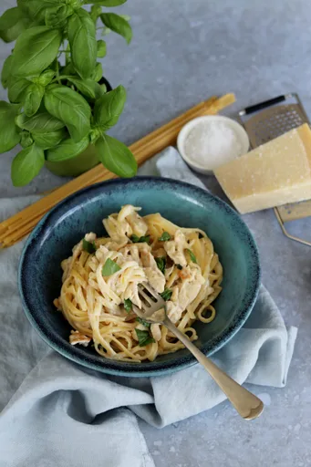 Pasta con pollo y albahaca
