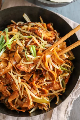 Fideos Salteados con Pollo Chow Fun