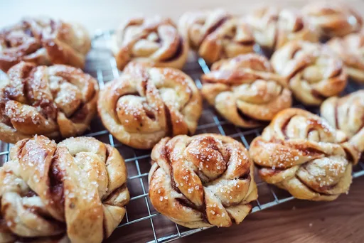Kanelsnurrer (Norwegian Cinnamon Buns) With Apple Sauce Filling