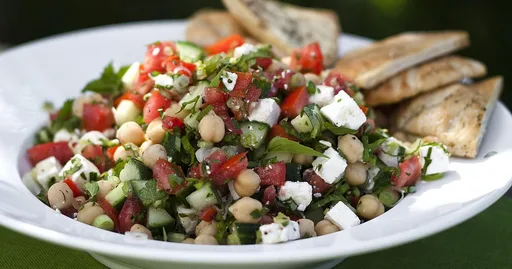 Salat aus Gemüse aus dem Nahen Osten