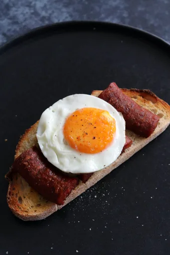 Chorizo y huevo sobre pan de masa madre