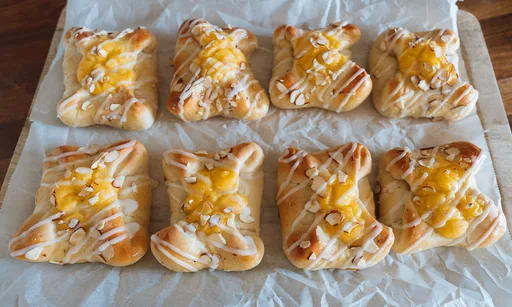 Mandelboller (Norwegian Almond Buns)
