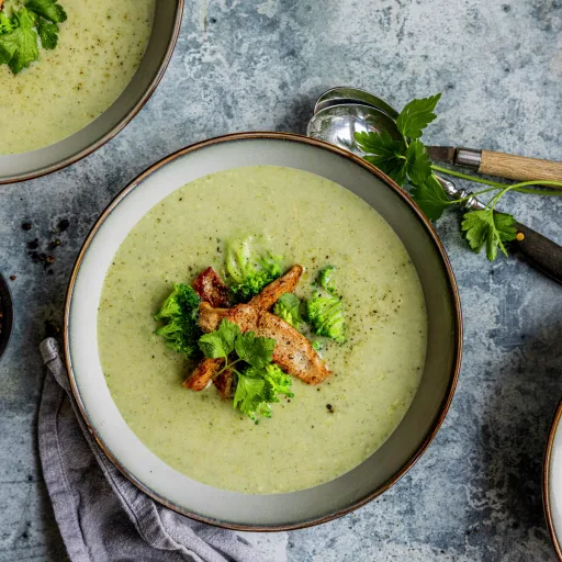 Brokkolisuppe med strimlet svinekjøtt