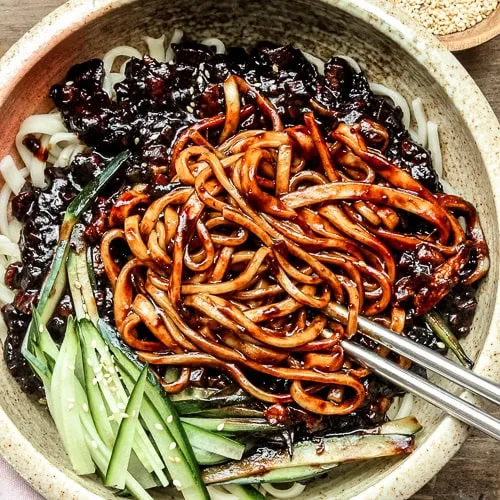 Jjajangmyeon (Fideos coreanos con salsa de judías negras)