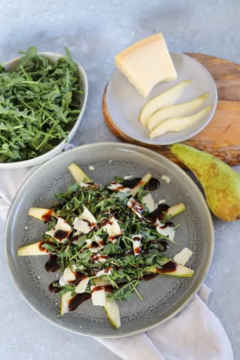 Ensalada de pera y rúcula