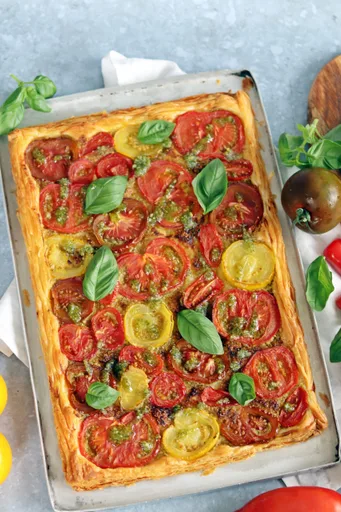 Tarta de hojaldre de tomate con pesto