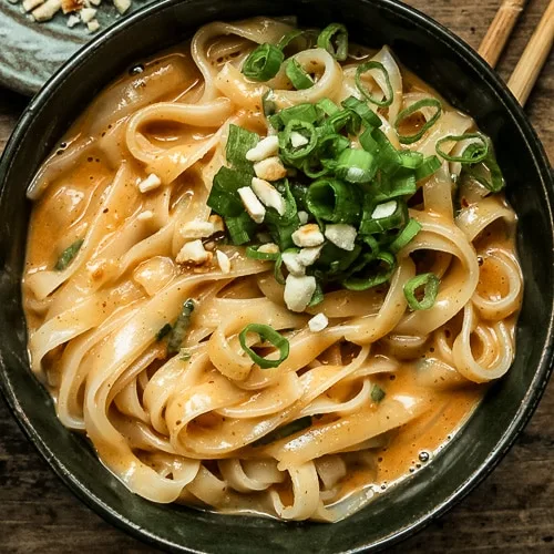 Fideos tailandeses con cacahuete