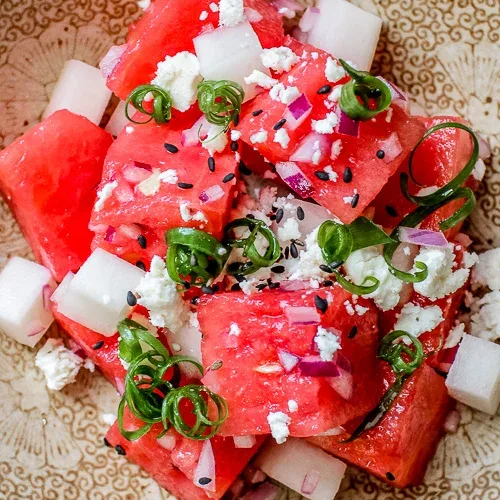 Ensalada de sandía y feta con encurtidos