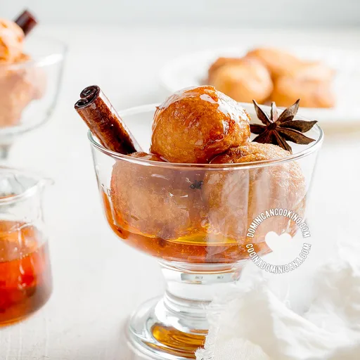 Buñuelos de Yuca con Sirope Especiado