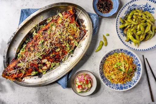 Salmón asado con ensalada de fideos
