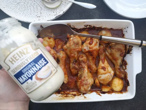 Pollo al horno con chutney y mayonesa