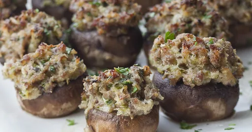 Champiñones rellenos de salchicha