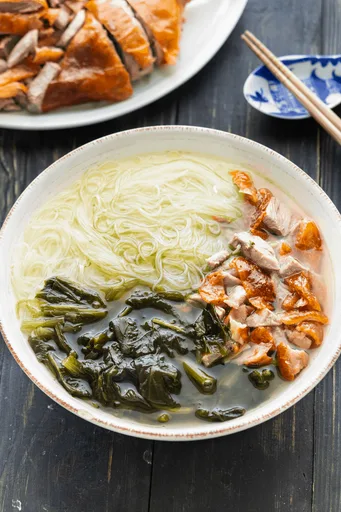 Chinese Roast Duck Noodle Soup (雪菜鴨絲湯米)