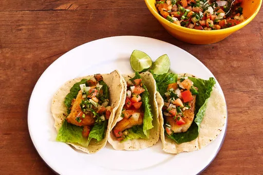 Tacos de pescado con pico de gallo
