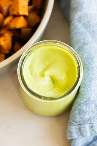 Aderezo de aguacate para ensalada
