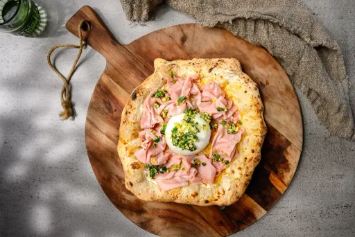 Pizza met mortadella en burrata