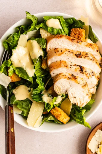 Ensalada César con pollo a la parrilla