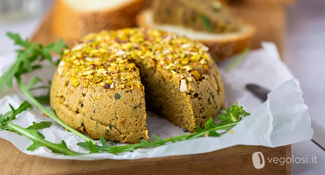 Formaggella di pistacchi e anacardi al basilico