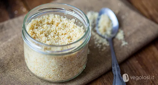 Queso parmesano vegano de almendra y pan rallado