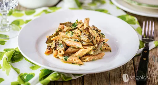 Penne de lentejas rojas con crema de alcachofas al limón