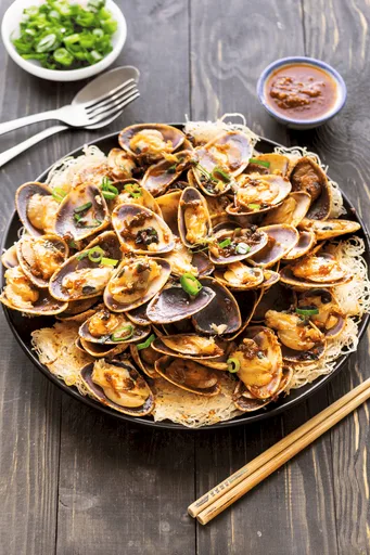 XO Pipis with Crispy Rice Noodles (XO 蜆煎米底)