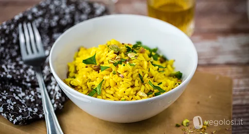 Arroz con cúrcuma y pistachos