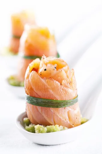 Lakseruller med avocadofyld