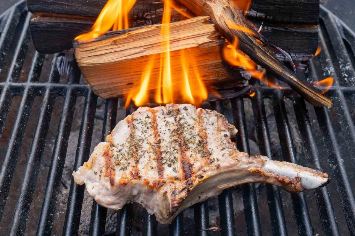Schweinekoteletts grillen