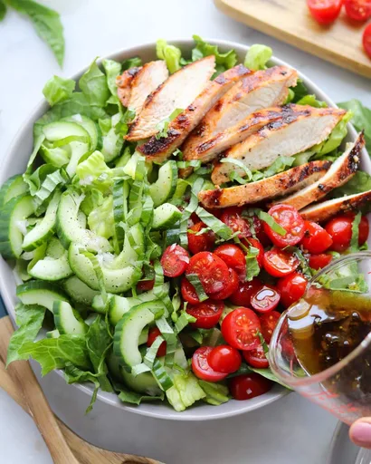 Ensalada de pavo con tomate y albahaca
