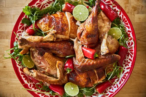 Pavo al estilo laosiano (método de salmuera seca)