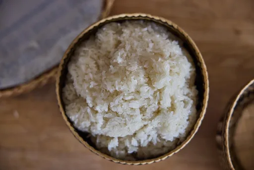Arroz glutinoso laosiano (método tradicional)