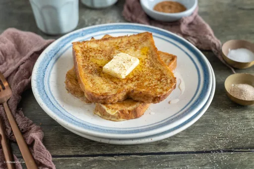 French toast with cinnamon and maple syrup, ready in 15 minutes