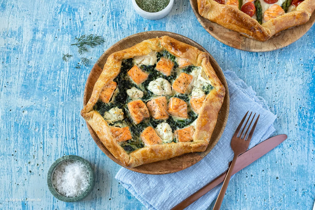 Knusprige Galette mit Lachs, Spinat und grünem Spargel