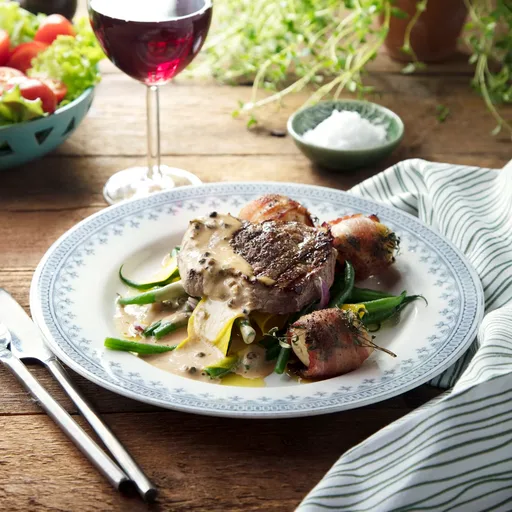 Biff med pepparsås och baconlindad potatis