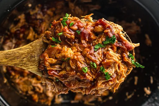 Cerdo desmenuzado a la barbacoa en olla de cocción lenta