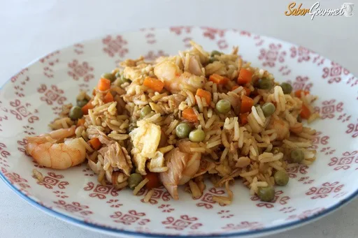 Arroz frito tres delicias con gambas