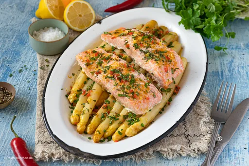 Ofenspargel mit saftigem Lachs und Orangen-Limetten-Butter