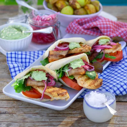 Kyckling i pitabröd med avokadodressing