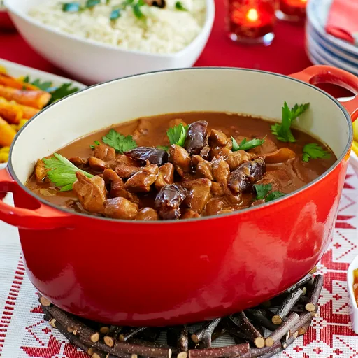 Chicken stew with Christmas spices and cinnamon-fried carrots